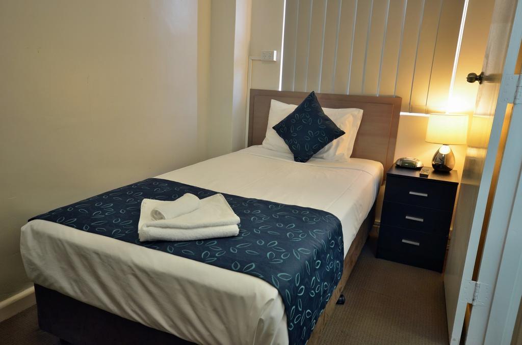 Lees Hotel Ingham Bagian luar foto