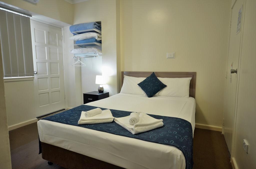Lees Hotel Ingham Bagian luar foto