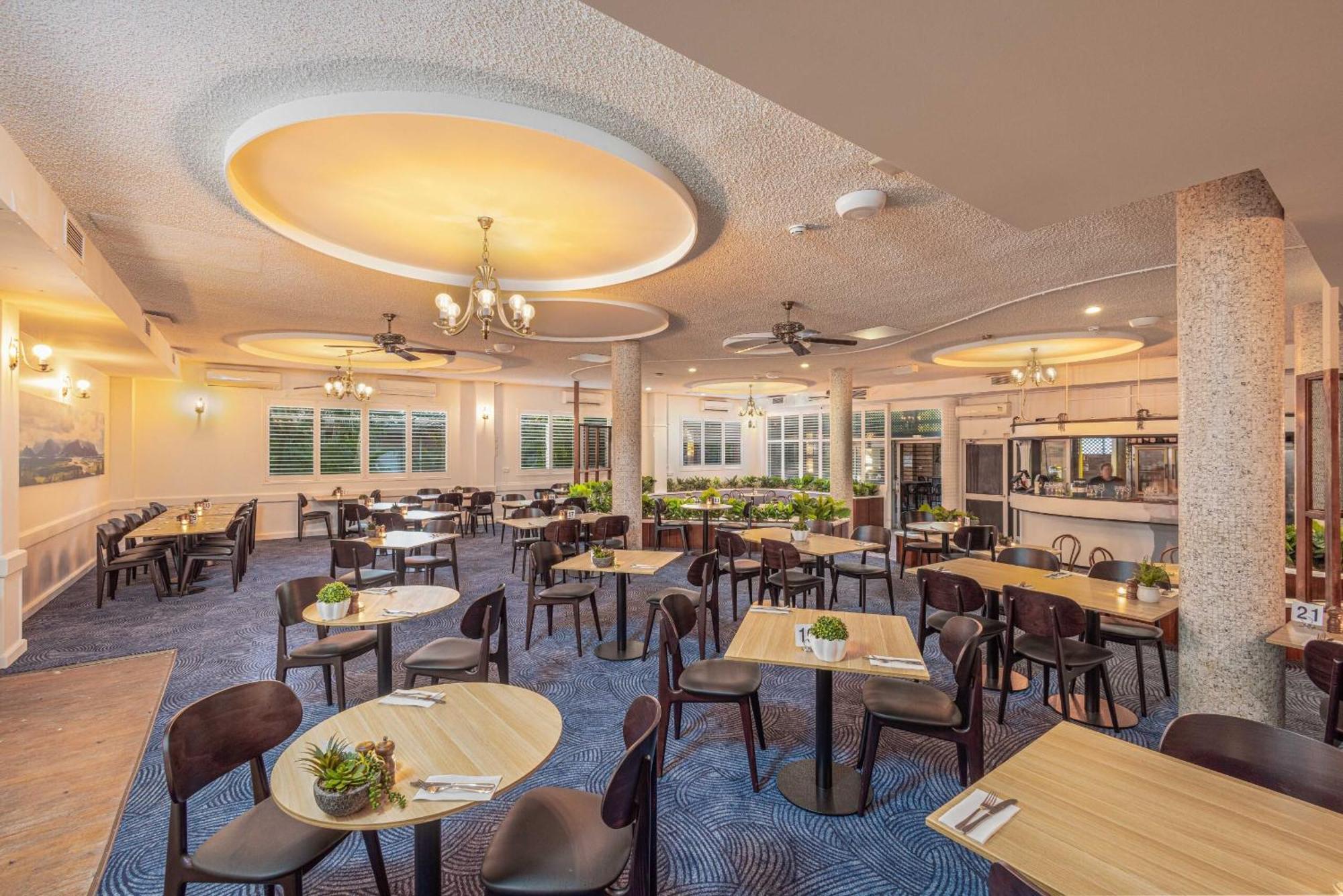 Lees Hotel Ingham Bagian luar foto