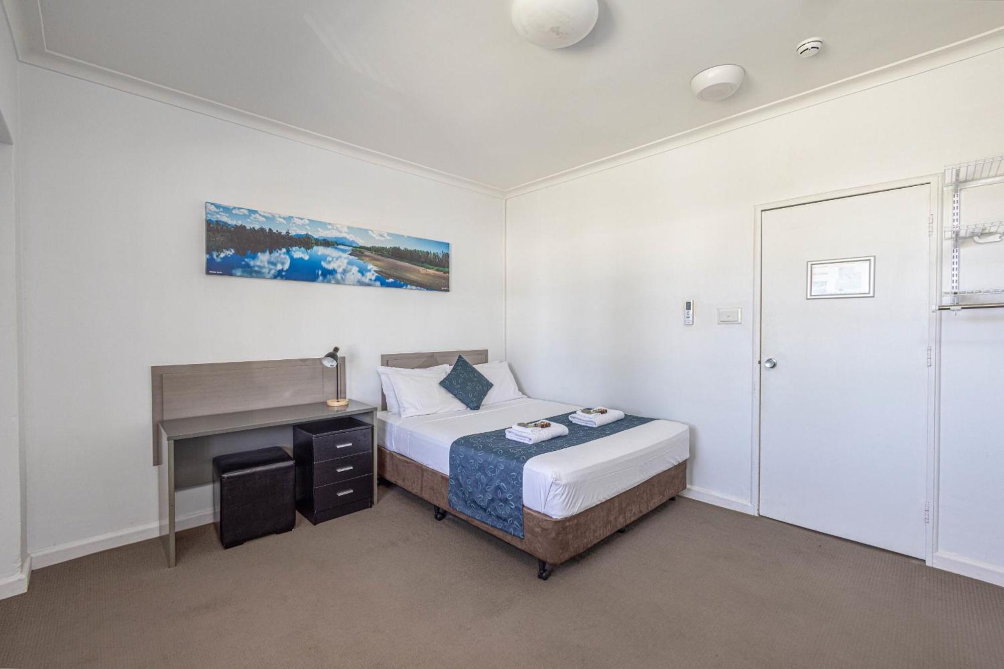 Lees Hotel Ingham Bagian luar foto
