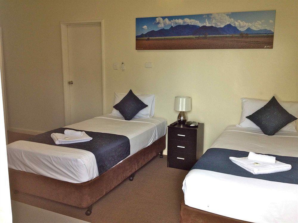 Lees Hotel Ingham Bagian luar foto