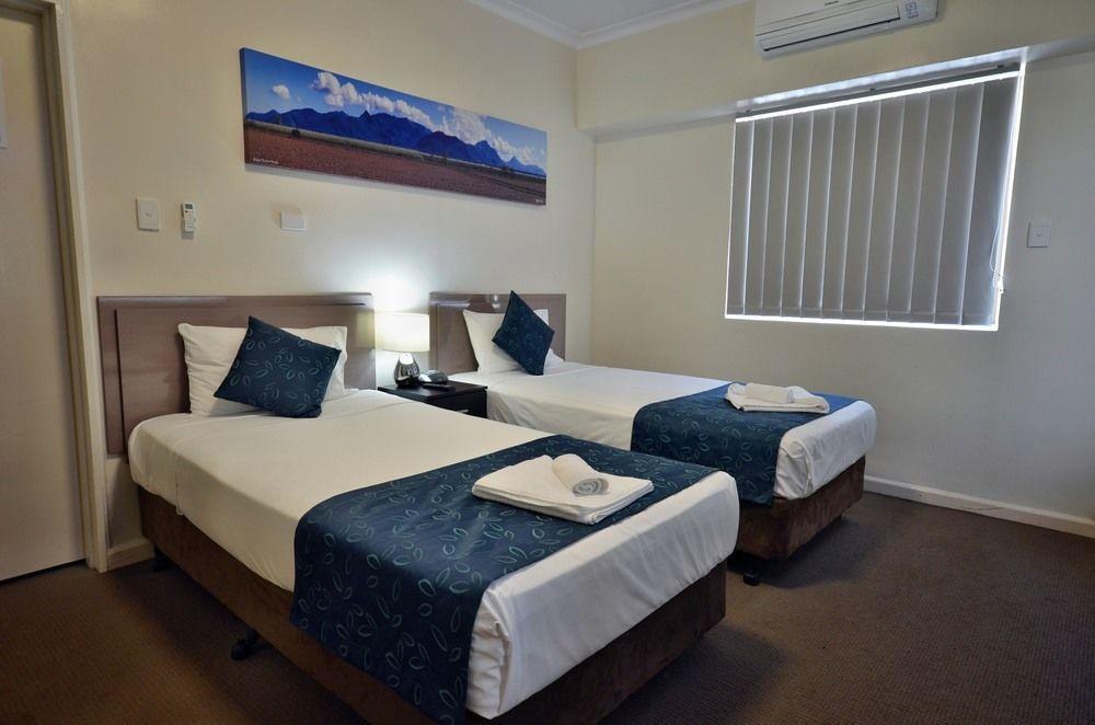 Lees Hotel Ingham Bagian luar foto