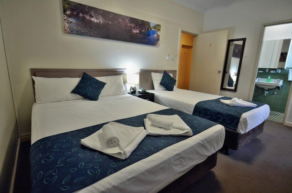 Lees Hotel Ingham Bagian luar foto