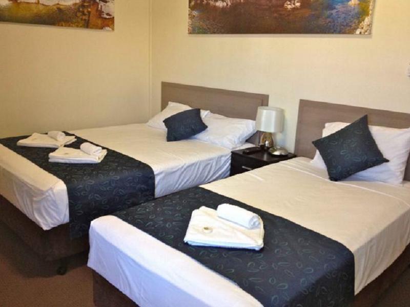 Lees Hotel Ingham Bagian luar foto