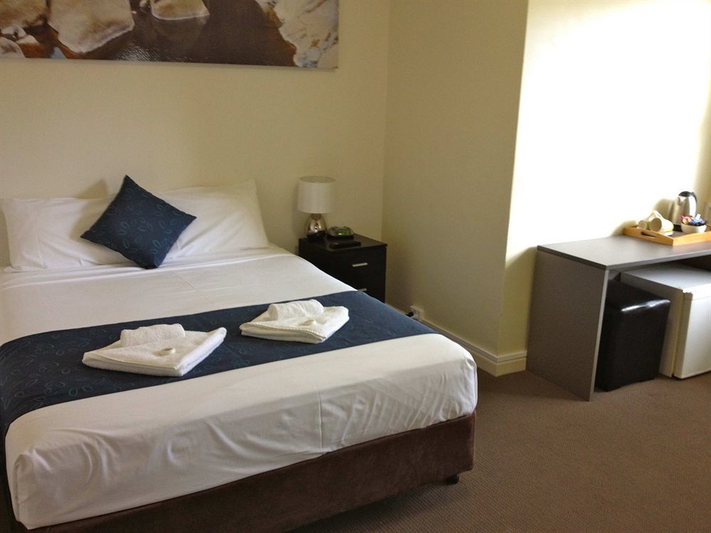 Lees Hotel Ingham Bagian luar foto