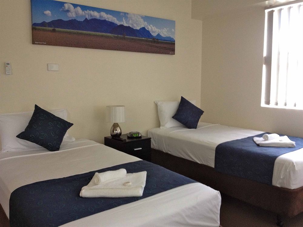 Lees Hotel Ingham Bagian luar foto
