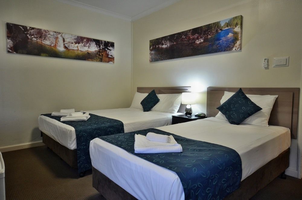 Lees Hotel Ingham Bagian luar foto