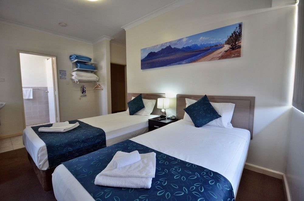 Lees Hotel Ingham Bagian luar foto