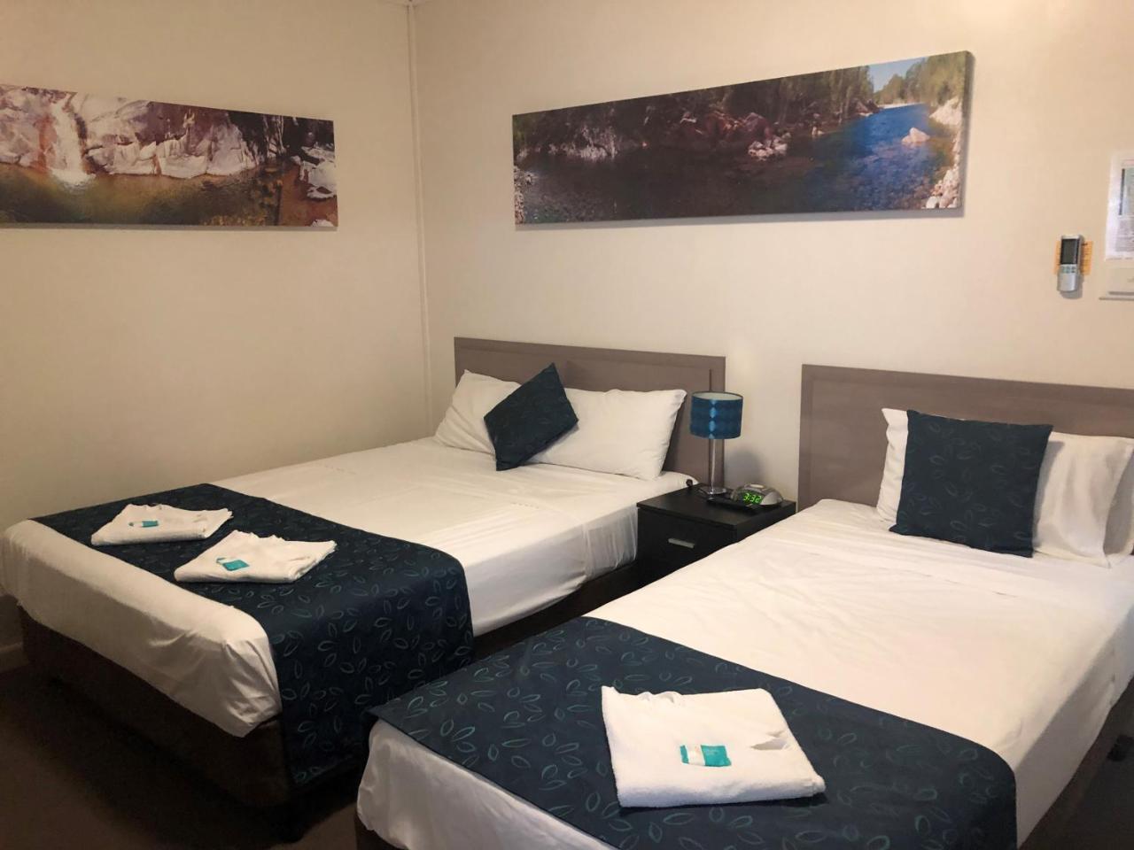 Lees Hotel Ingham Bagian luar foto