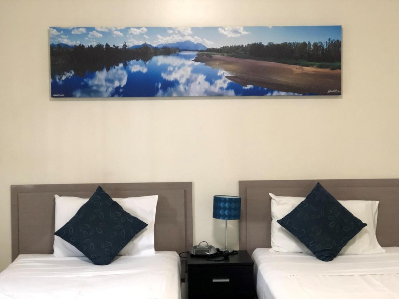 Lees Hotel Ingham Bagian luar foto
